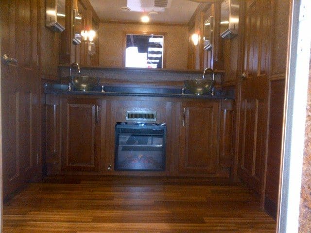 Bathroom-Rentals-For-Weddings:-Entertainment-&-Comfort