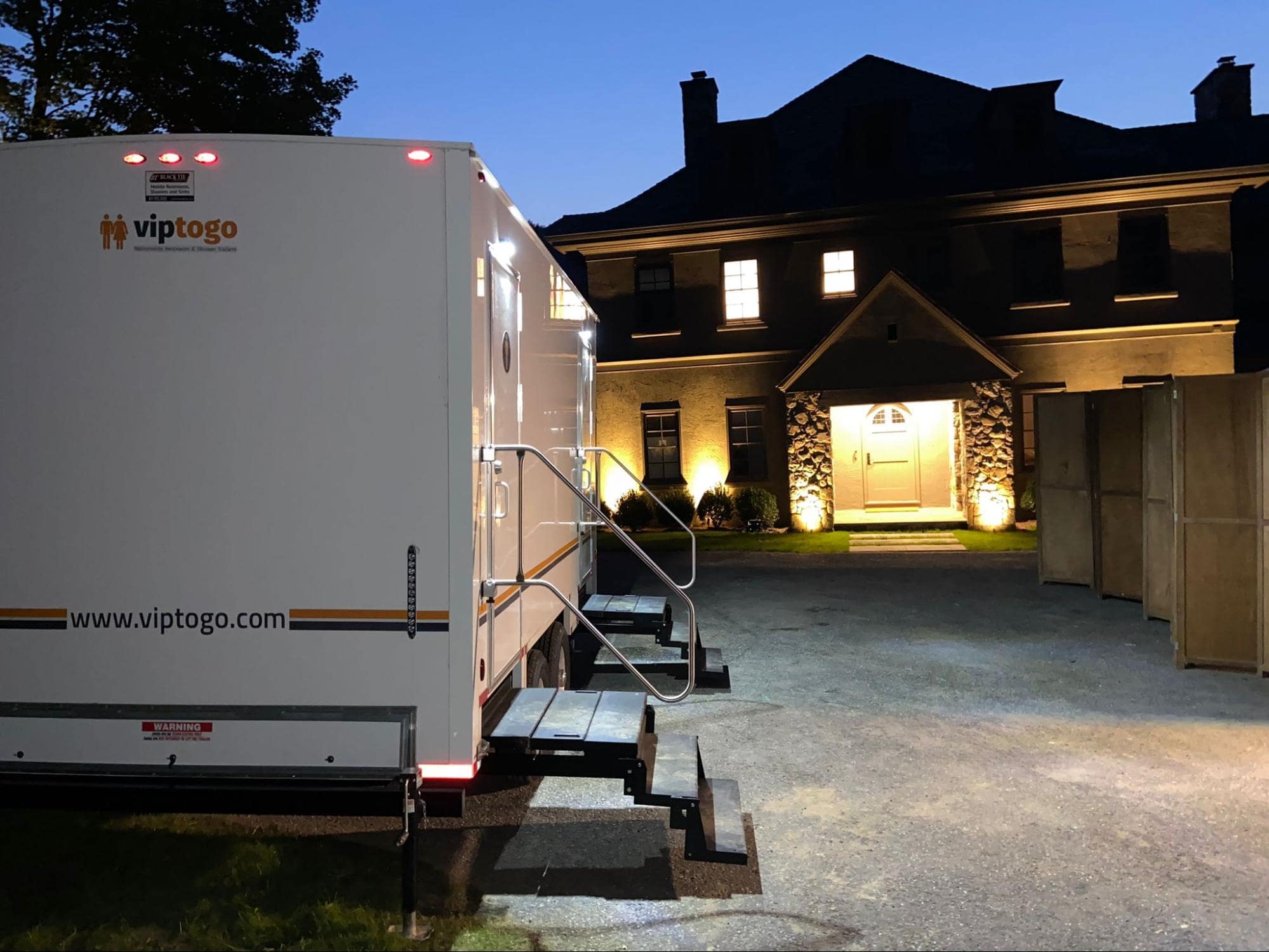 Premium wedding portable bathroom trailer outdoors Premium wedding portable bathroom trailer outdoors
