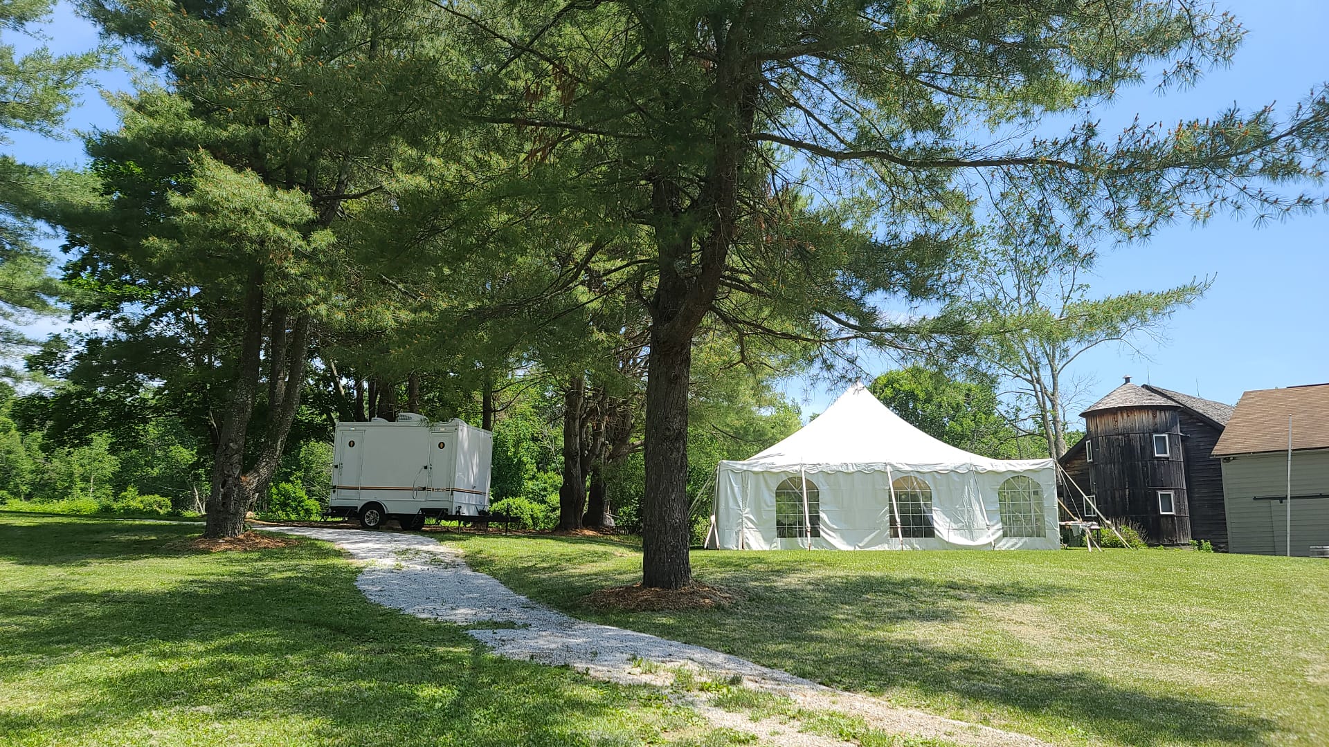 Wedding portable bathroom trailer outdoors Wedding portable bathroom trailer outdoors