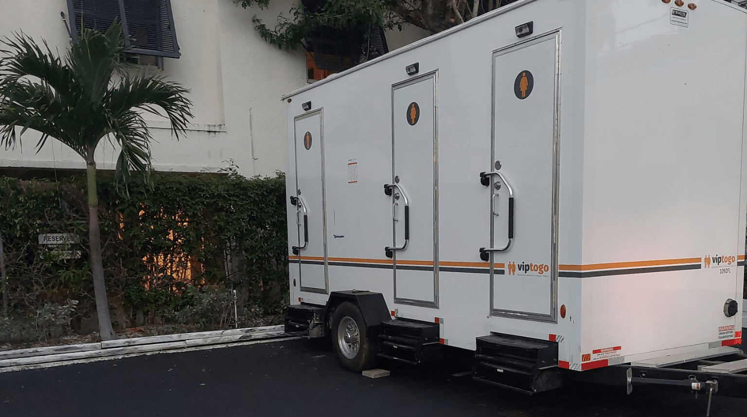 Wedding portable bathroom trailer outdoors Wedding portable bathroom trailer outdoors