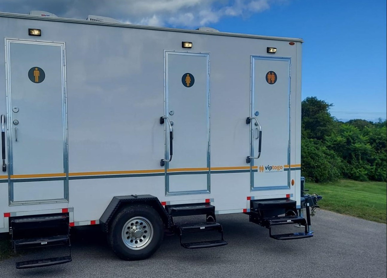 Luxury-restroom-trailer-rental-for-Norwalk-Connecticut-event